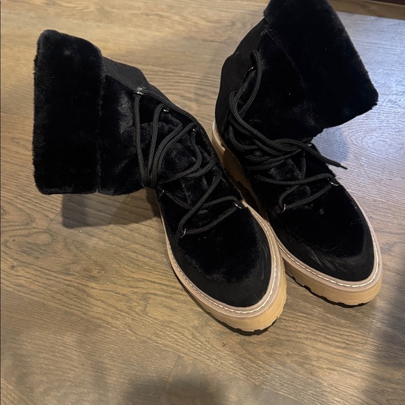 JLO. EUC Women's Black Fur lace up Boots 10 - Picture 5 of 8